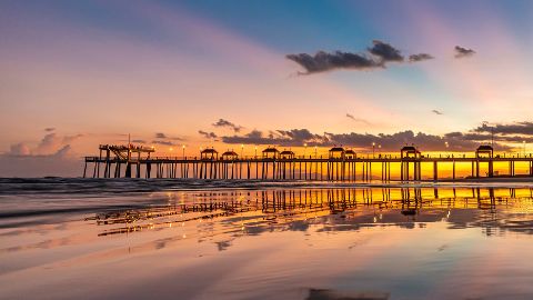 Cầu ngắm biển Hamptons Pier Hồ Tràm - Queen Hotel  