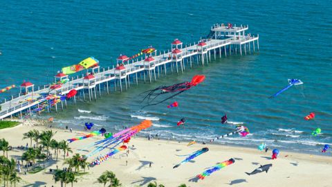 Cầu ngắm biển Hamptons Pier Hồ Tràm - Queen Hotel  